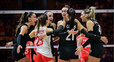 A Milli Kadın Voleybol Takımı'ndan 4'te 4