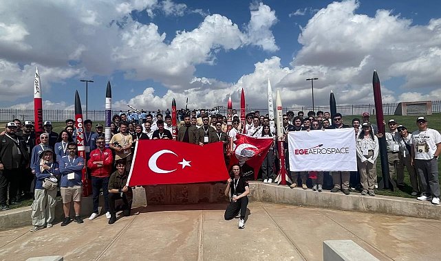 ABD'de roket yarışmasında dünya üçüncülüğü ile Türk bayrağını dalgalandırdılar