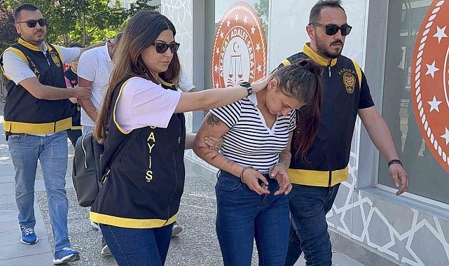 Ablasını öldürüp, arkadaşını bıçaklayan kadın adliyede