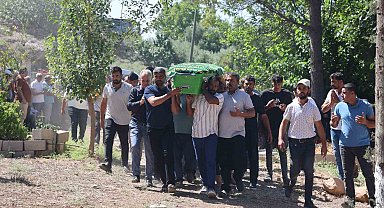 Ablasının düğünü için memleketine gelen 22 yaşındaki genç kalp krizi geçirerek öldü