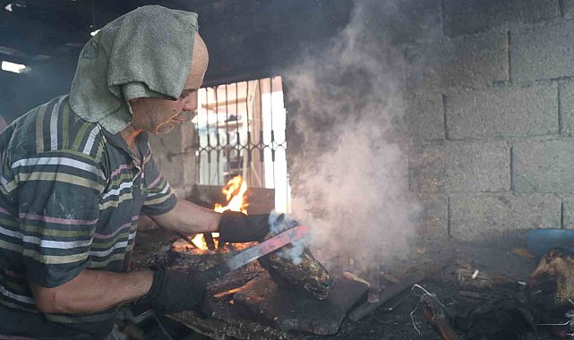 Adana sıcağında "Kelle Paça" ütücülerin zorlu mesaisi