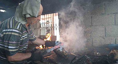 Adana sıcağında "Kelle Paça" ütücülerin zorlu mesaisi
