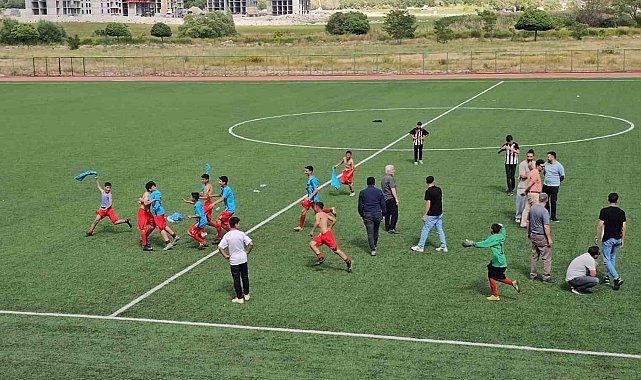 Adilcevaz'da okullar arası futbol turnuvasında kupa Aydınlar beldesinin oldu