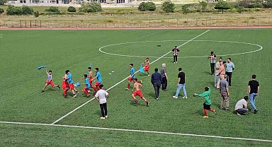 Adilcevaz'da okullar arası futbol turnuvasında kupa Aydınlar beldesinin oldu