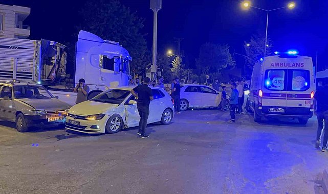 Adıyaman'da dört araç birbirine girdi: 2 yaralı