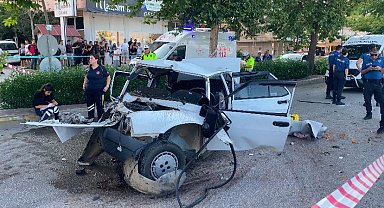 Ağaca çarpan Tofaş hurdaya döndü: 1 ölü, 4 yaralı