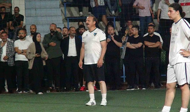 Ağıralioğlu, halı sahada maç yaptı, ortaya renkli görüntüler çıktı