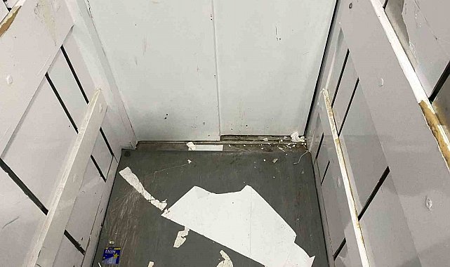 Ağrı Belediyesi'ndeki asansör tehlike saçıyor