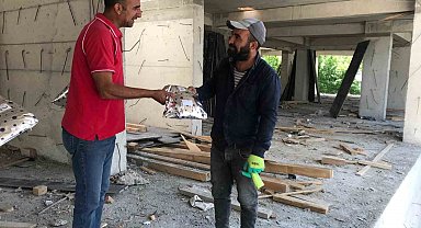 Ağrı'da Kızılay gönüllüleri babaların yüzünü güldürdü