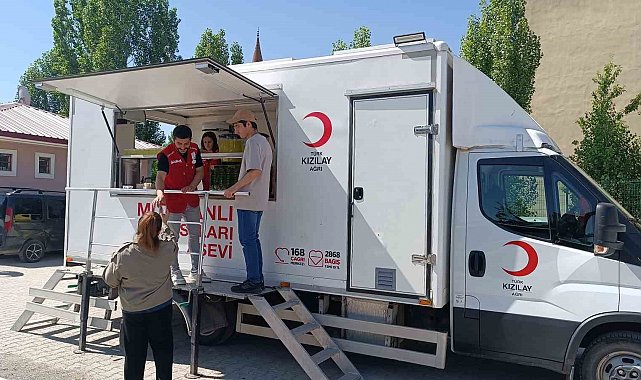 Ağrı'da Kızılay gönüllülerinden YKS'de öğrenci ve velilere ikram
