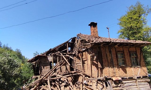 Ahşap ev çöktü, hayvanlar son anda kurtarıldı