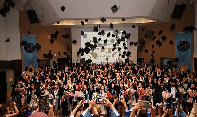 Akdeniz Üniversitesi'nde geleceğin hemşireleri kep attı