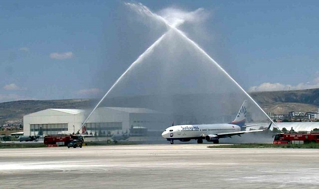 AKİB'in uçağı 'su selamlaması' ile Kayseri'ye geldi