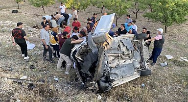 Aksaray'da 2 otomobilin çarpıştığı sıkışmalı kazada 2'si ağır 8 kişi yaralandı