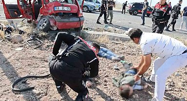 Aksaray'da hafif ticari araçla otomoblin çarpıştığı kazada ilk belirlemelere göre 1 kişi öldü 8 kişi de yaralandı. Yaralıların refüje savrulduğu olay yerinde saglık ekipleri zamanla yarışırken, yaralılar ambulanslarla hastaneye kaldırılıyor.