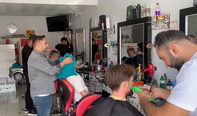 Akyaka'da berberlerde bayram yoğunluğu