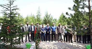 Alaca protokolü bayramda şehitleri unutmadı