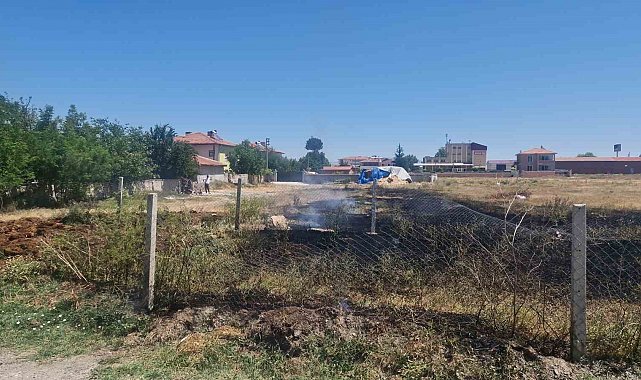 Alaca'da boş arsada yangın paniği: İtfaiye hızla kontrol altına aldı