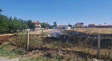 Alaca'da boş arsada yangın paniği: İtfaiye hızla kontrol altına aldı