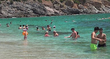 Alanya'da aşırı sıcaklar sahilleri doldurdu