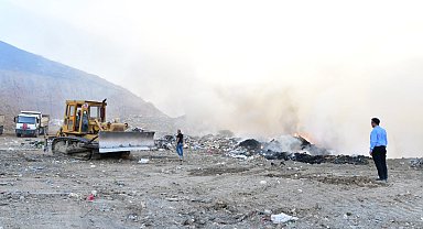 Alaşehir'de çöplük yangını: 1 itfaiye eri dumandan etkilendi