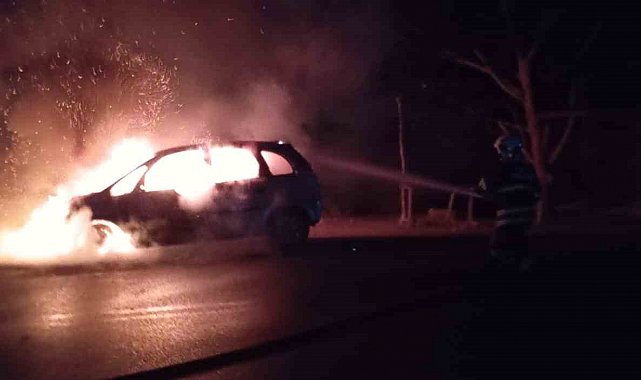 Alevlere teslim olan otomobil kullanılamaz hale geldi