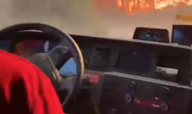 Alevlerin arasında kalan orman ekibi son anda kurtuldu