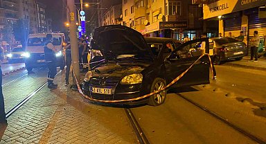 Alkollü sürücü tramvay yoluna daldı: 2 yaralı