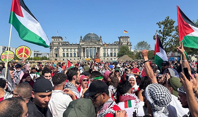 Almanya'da binlerce kişi Filistin'e destek yürüyüşünde bir araya geldi