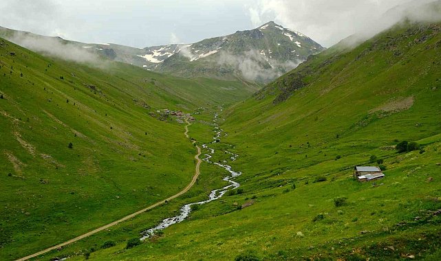 Alpleri andıran manzarasıyla Dulağa Yaylası büyülüyor