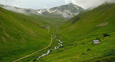 Alpleri andıran manzarasıyla Dulağa Yaylası büyülüyor