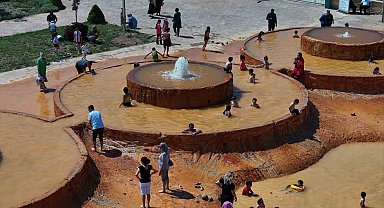 Altın sarısı rengiyle kendine hayran bırakan travertenler ziyaretçilerini ağırlıyor