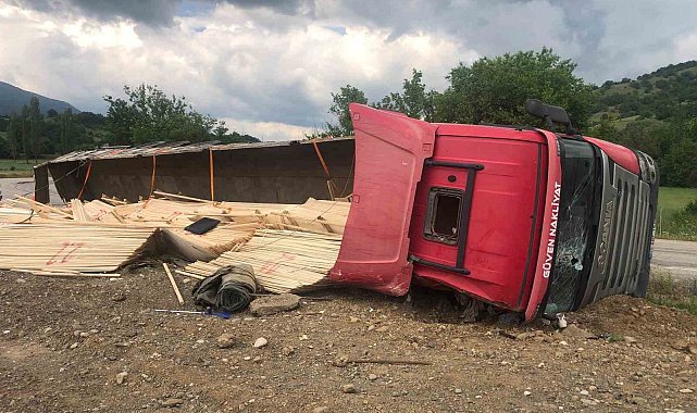 Amasya'da kereste yüklü tır devrildi: 2 yaralı