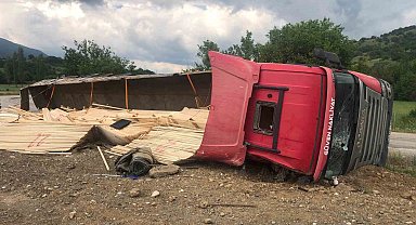 Amasya'da kereste yüklü tır devrildi: 2 yaralı