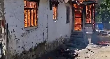 Amasya'da kerpiç ev yangında küle döndü