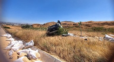 Amasya'da lastiği patlayan kepek yüklü kamyonet devrildi: 2 yaralı