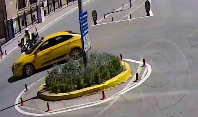 Amasya'da motosikletli polis ile ticari taksi çarpıştı: Kaza anı kamerada