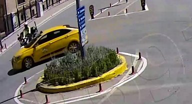 Amasya'da motosikletli polis ile ticari taksi çarpıştı: Kaza anı kamerada