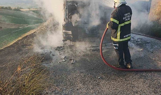 Amasya'da seyir halindeki beton mikseri alev alev yandı