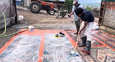 Amasyalı çiftçi halılarını tırpanla yıkadı: "Halı yıkamada çığır açtık"