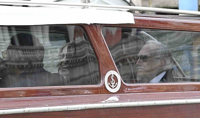 Amazon'un kurucusu Bezos ile nişanlısı Sanchez düğün törenlerinin 2. günü için tekneyle otelden ayrıldı