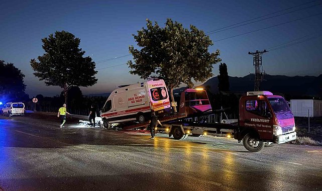 Ambulans ile çarpışan otomobilde can pazarı