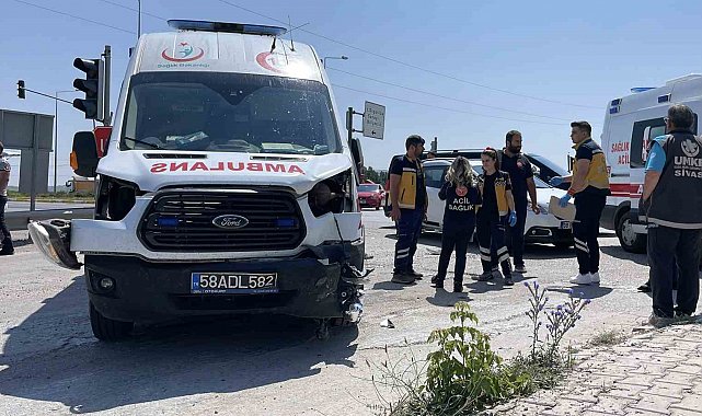 Ambulans ile otomobil kavşakta çarpıştı, 5 yaralı