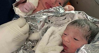 Ambulansta ikiz doğum