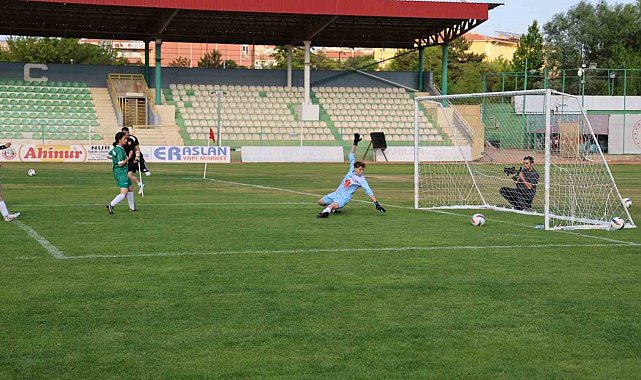 Ampute Milli Futbol Takımı, Kırşehir'de kadın futbol takımıyla hazırlık maçı yaptı