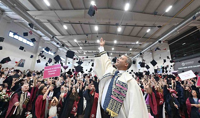 Anadolu Üniversitesi mezunlarını uğurlamaya devam ediyor