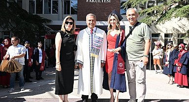 Anadolu Üniversitesi'nde mezuniyet coşkusu fakültelerde de sürdü