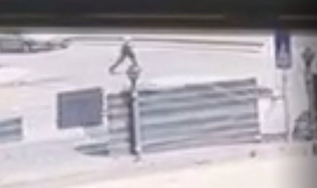 Aniden yola çıkan yaşlı adama otomobil çarptı