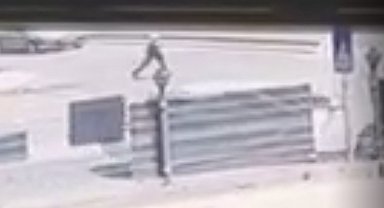 Aniden yola çıkan yaşlı adama otomobil çarptı