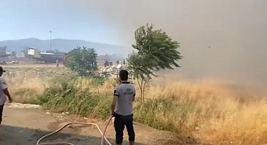 Anız yangını güçlükle söndürüldü